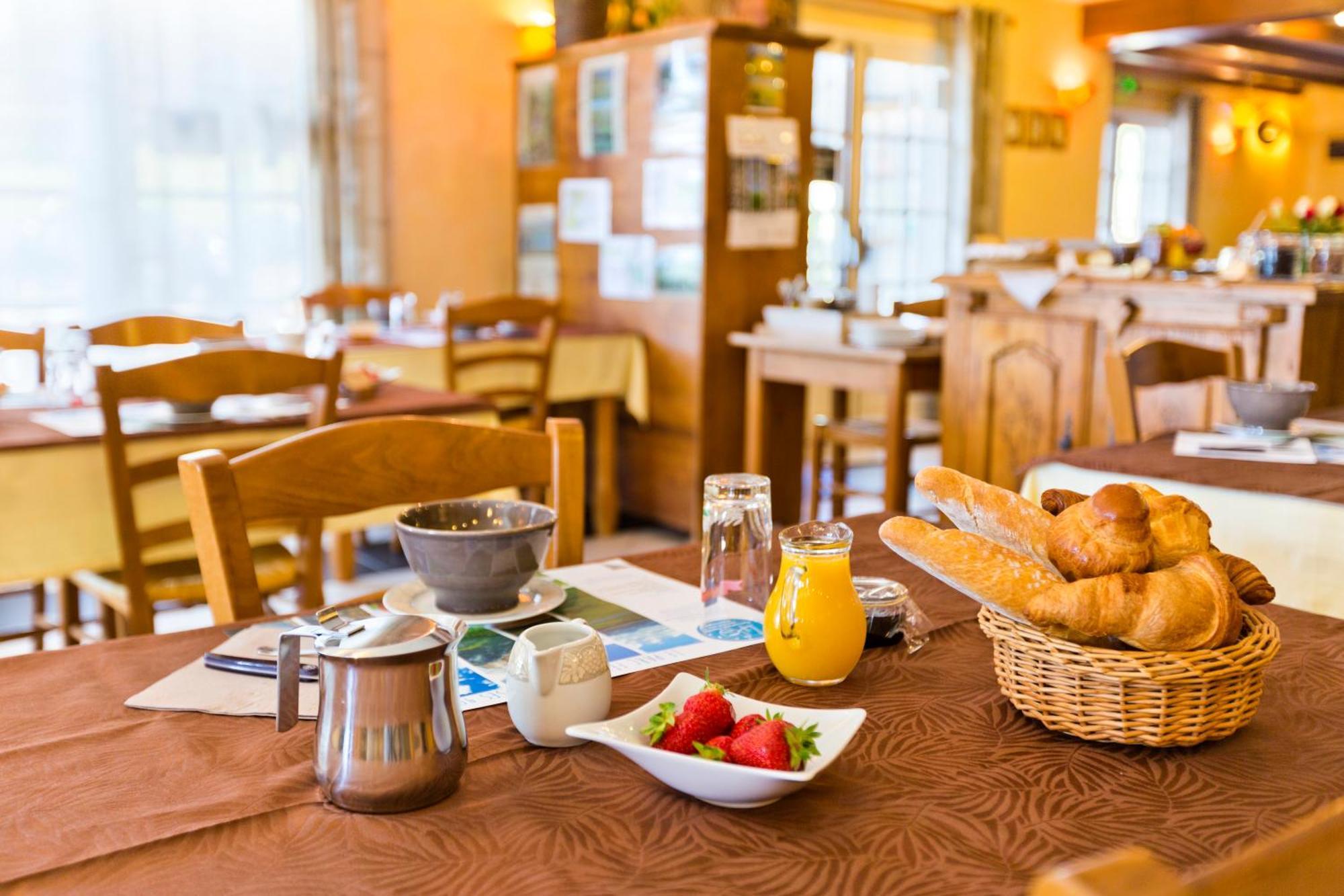 Logis Hotel Restaurant Auberge Du Bougnat Saint-Victor-la-Riviere Luaran gambar